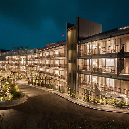 The Botanica Sanctuary Hotel Puncak Luaran gambar The hotel at night