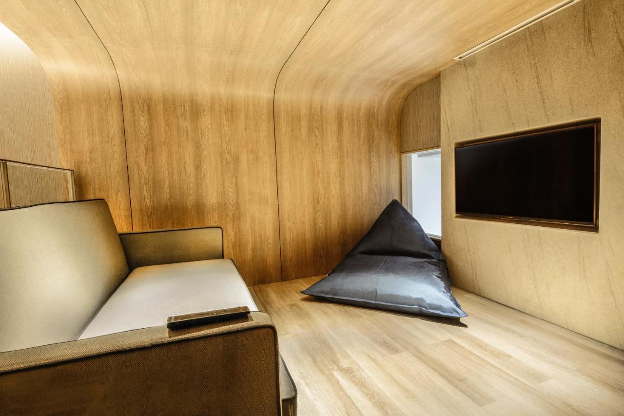 The Botanica Sanctuary Hotel Puncak Luaran gambar Interior of a capsule hotel