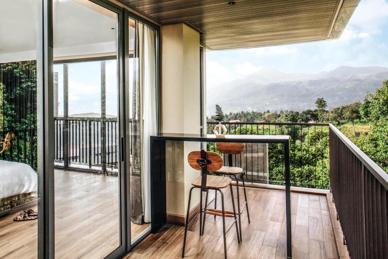 The Botanica Sanctuary Hotel Puncak Luaran gambar A balcony