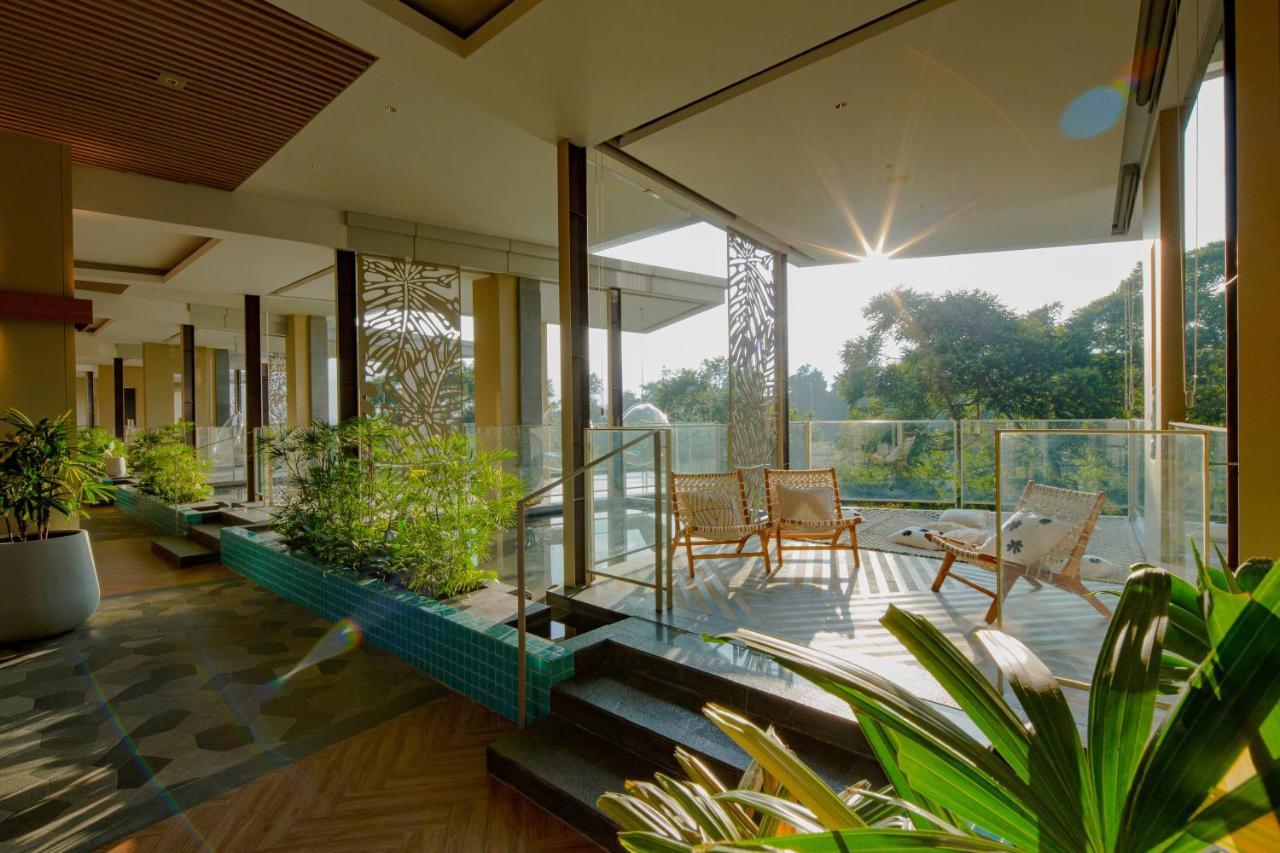The Botanica Sanctuary Hotel Puncak Luaran gambar The interior of the hotel