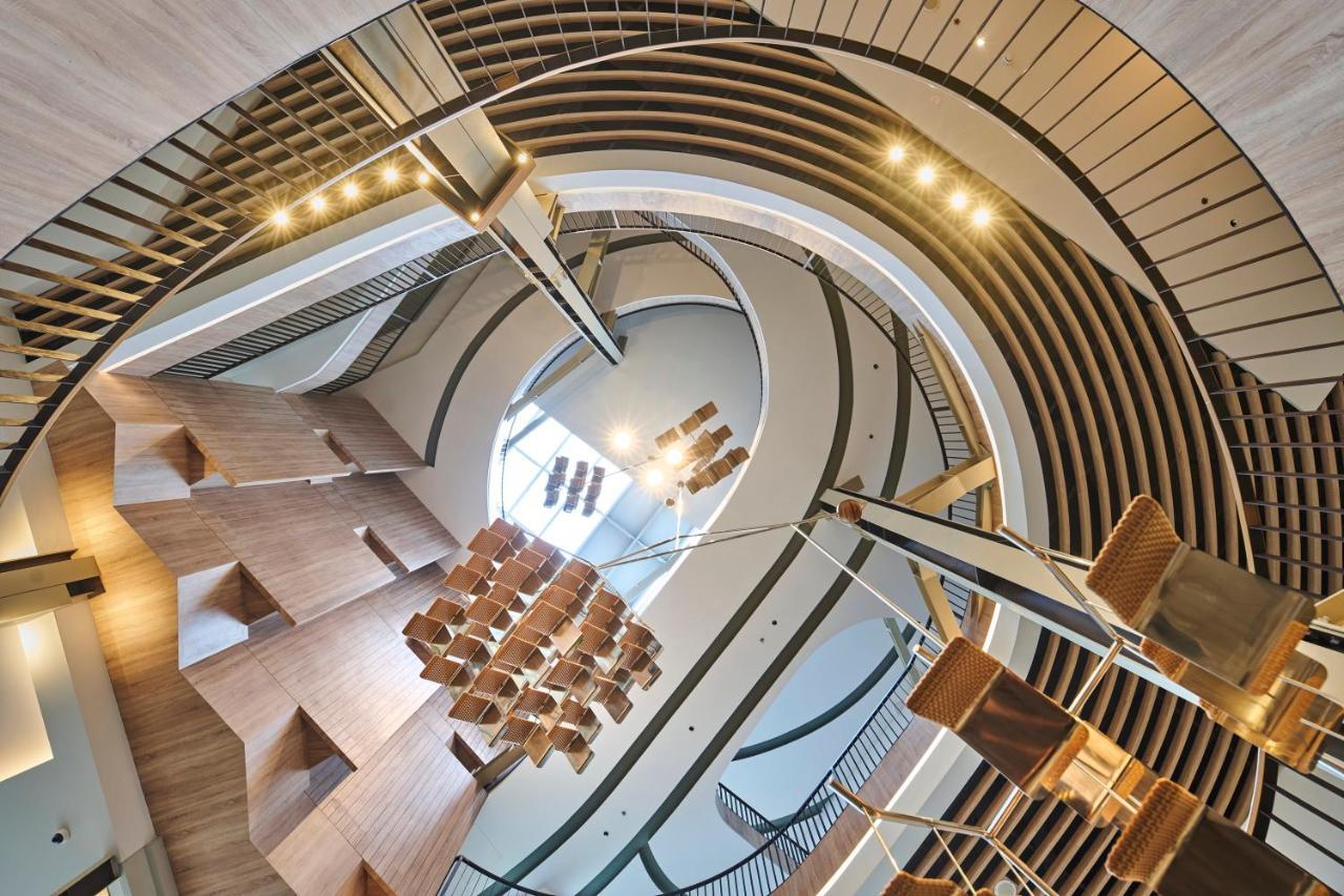 The Botanica Sanctuary Hotel Puncak Luaran gambar The staircase
