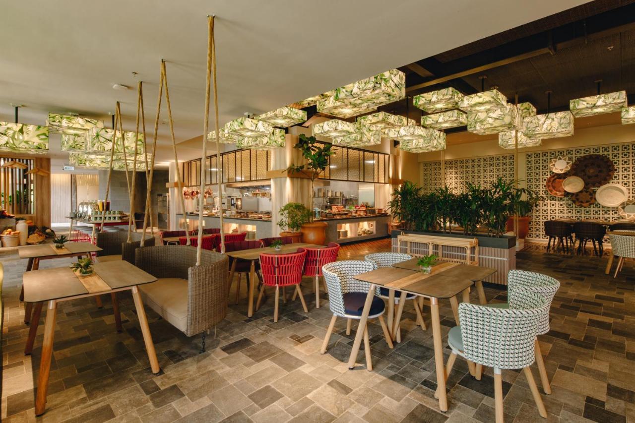 The Botanica Sanctuary Hotel Puncak Luaran gambar The interior of the restaurant