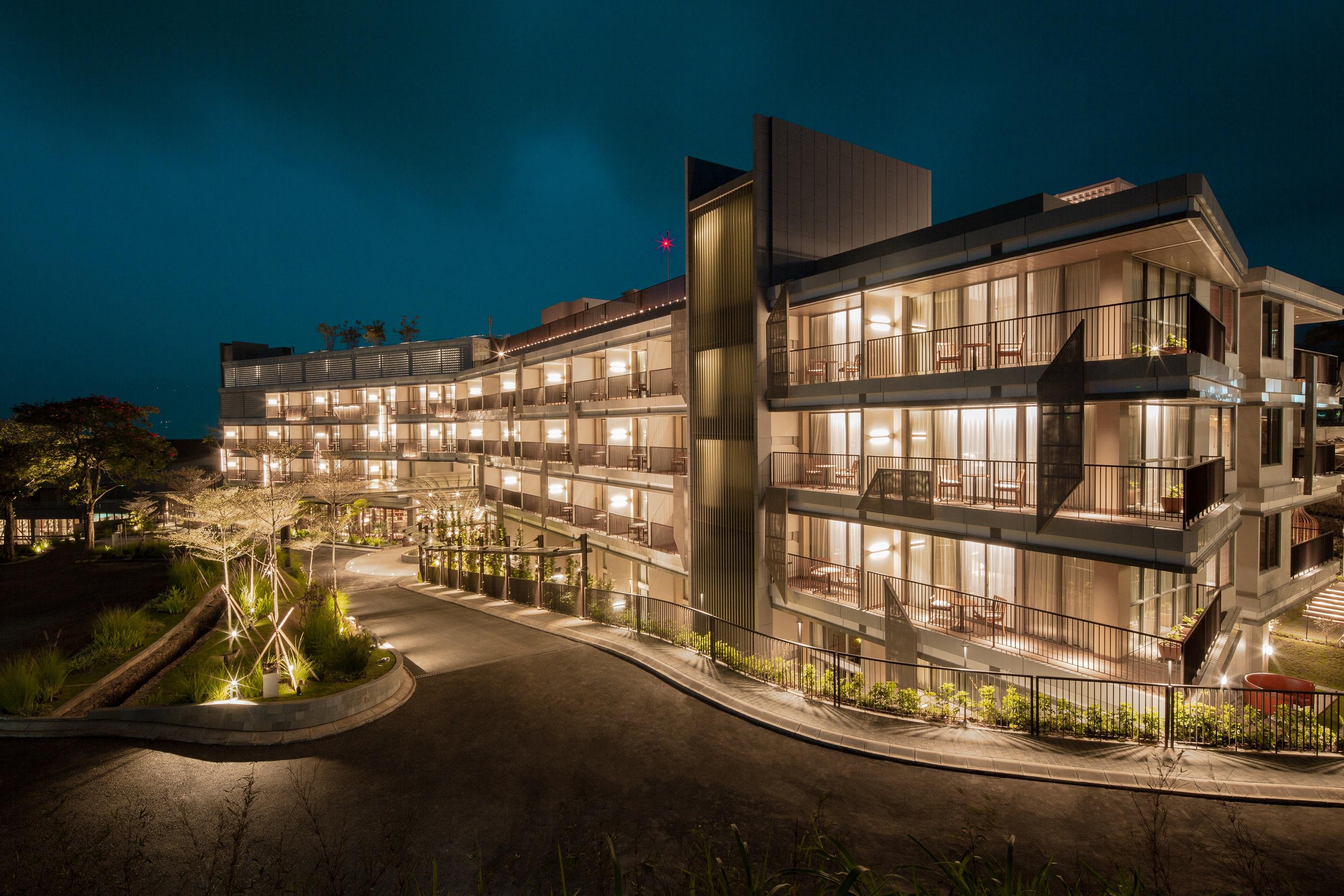 The Botanica Sanctuary Hotel Puncak Luaran gambar The hotel at night