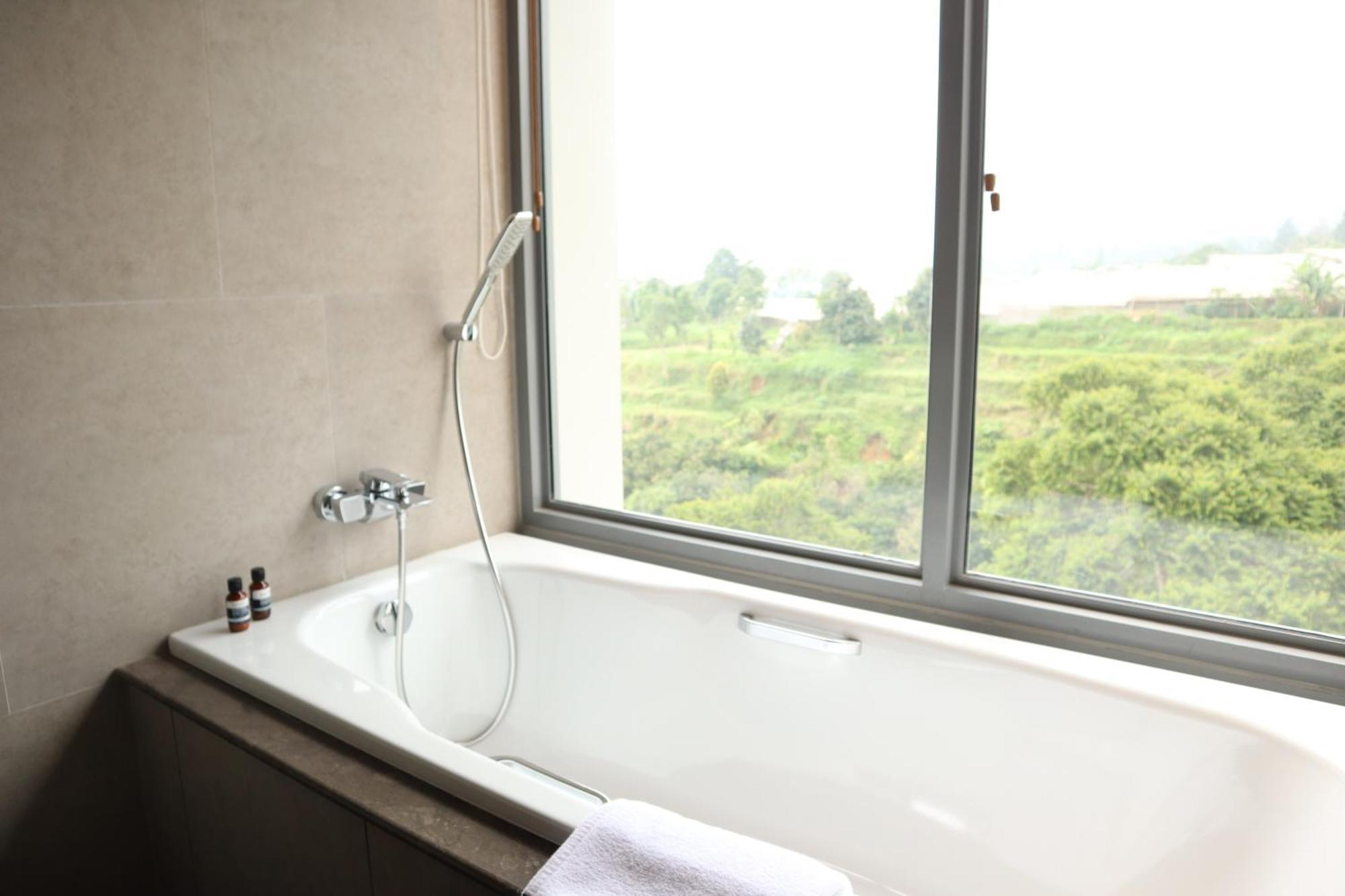 The Botanica Sanctuary Hotel Puncak Bilik gambar A bathtub