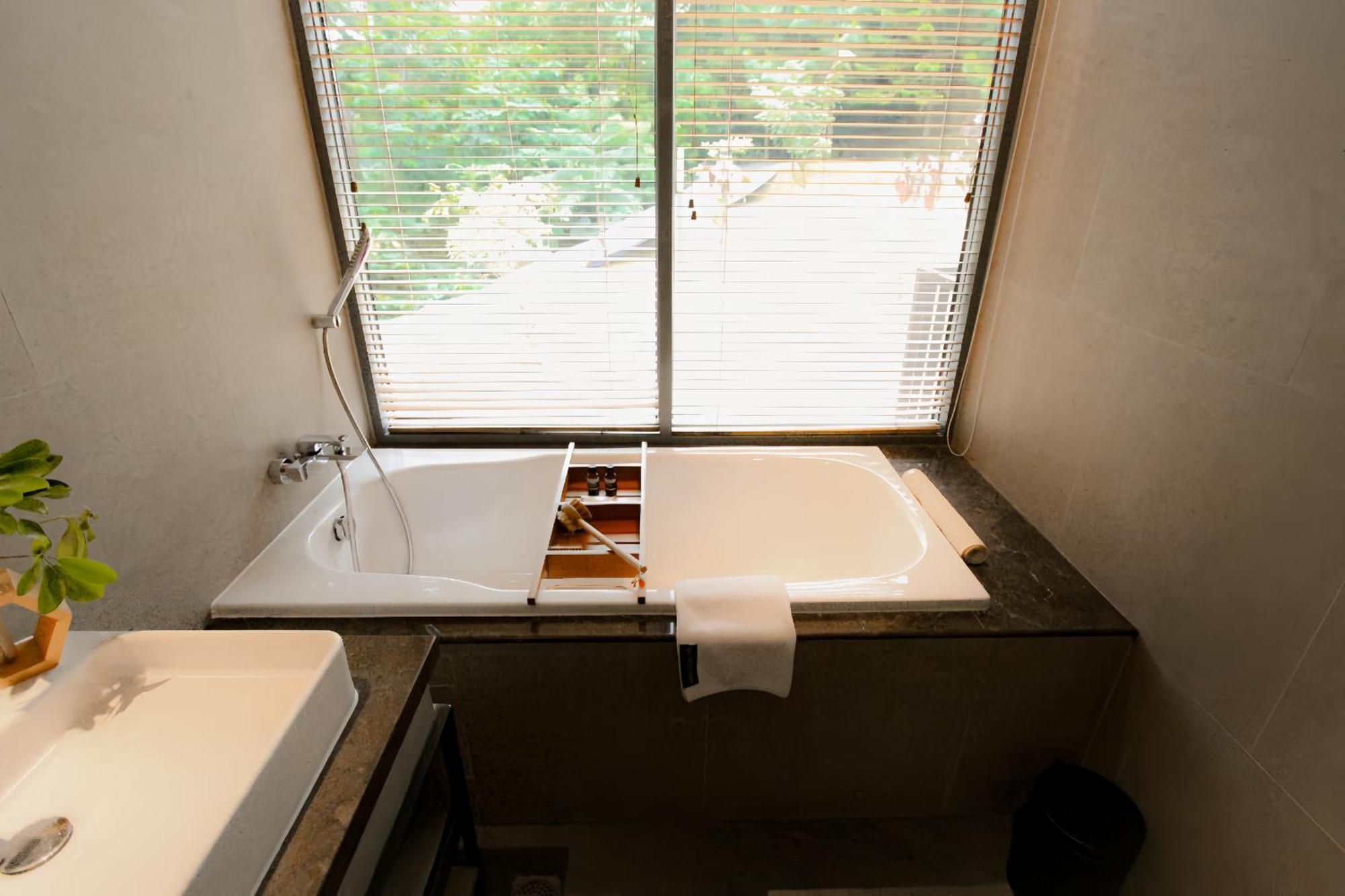 The Botanica Sanctuary Hotel Puncak Bilik gambar A bathtub