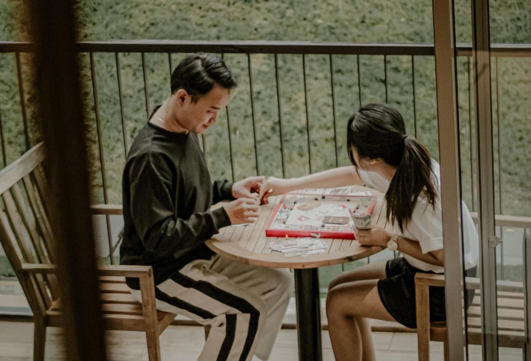 The Botanica Sanctuary Hotel Puncak Luaran gambar Two people playing a game of Chinese chess