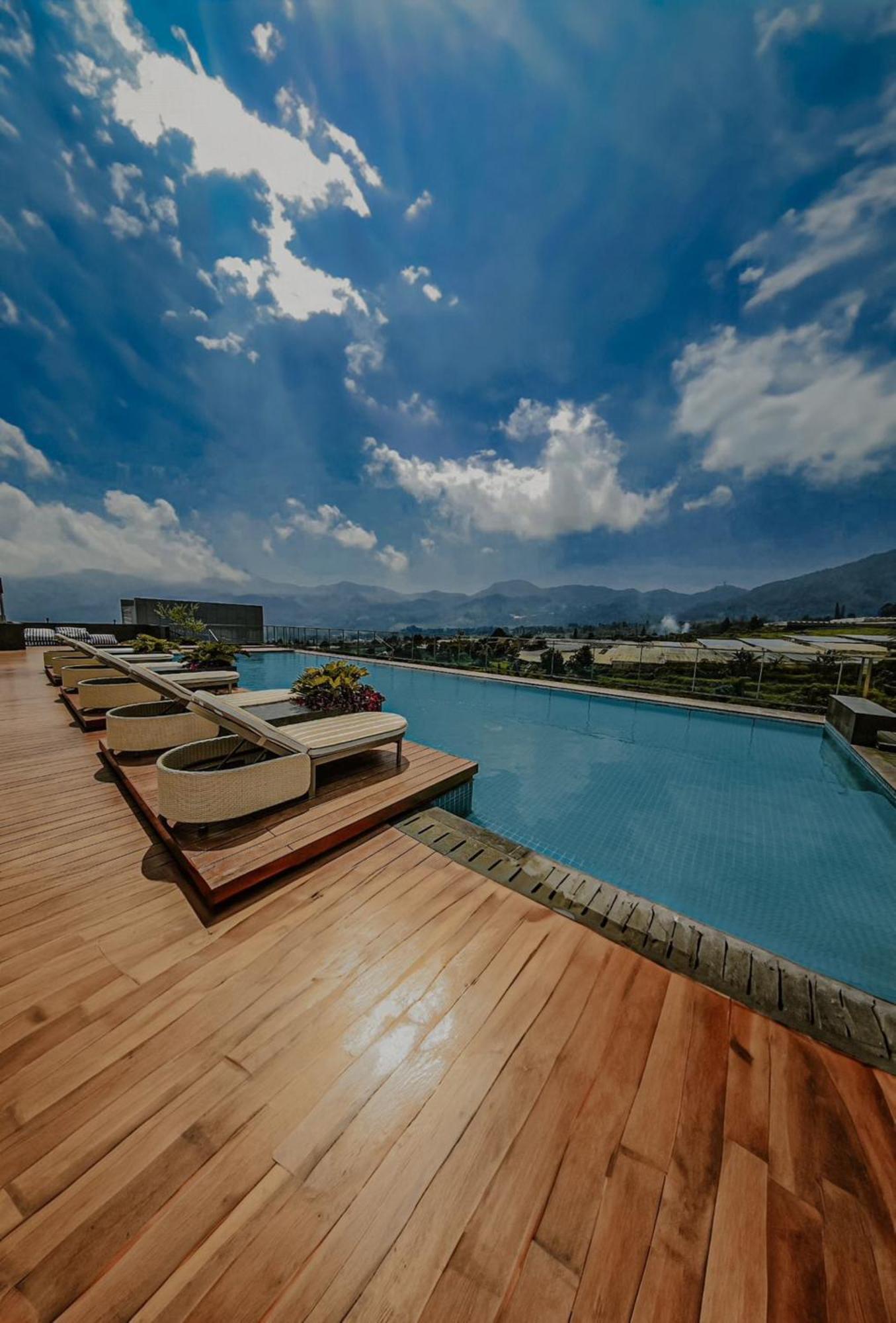 The Botanica Sanctuary Hotel Puncak Luaran gambar Rooftop pool at the hotel