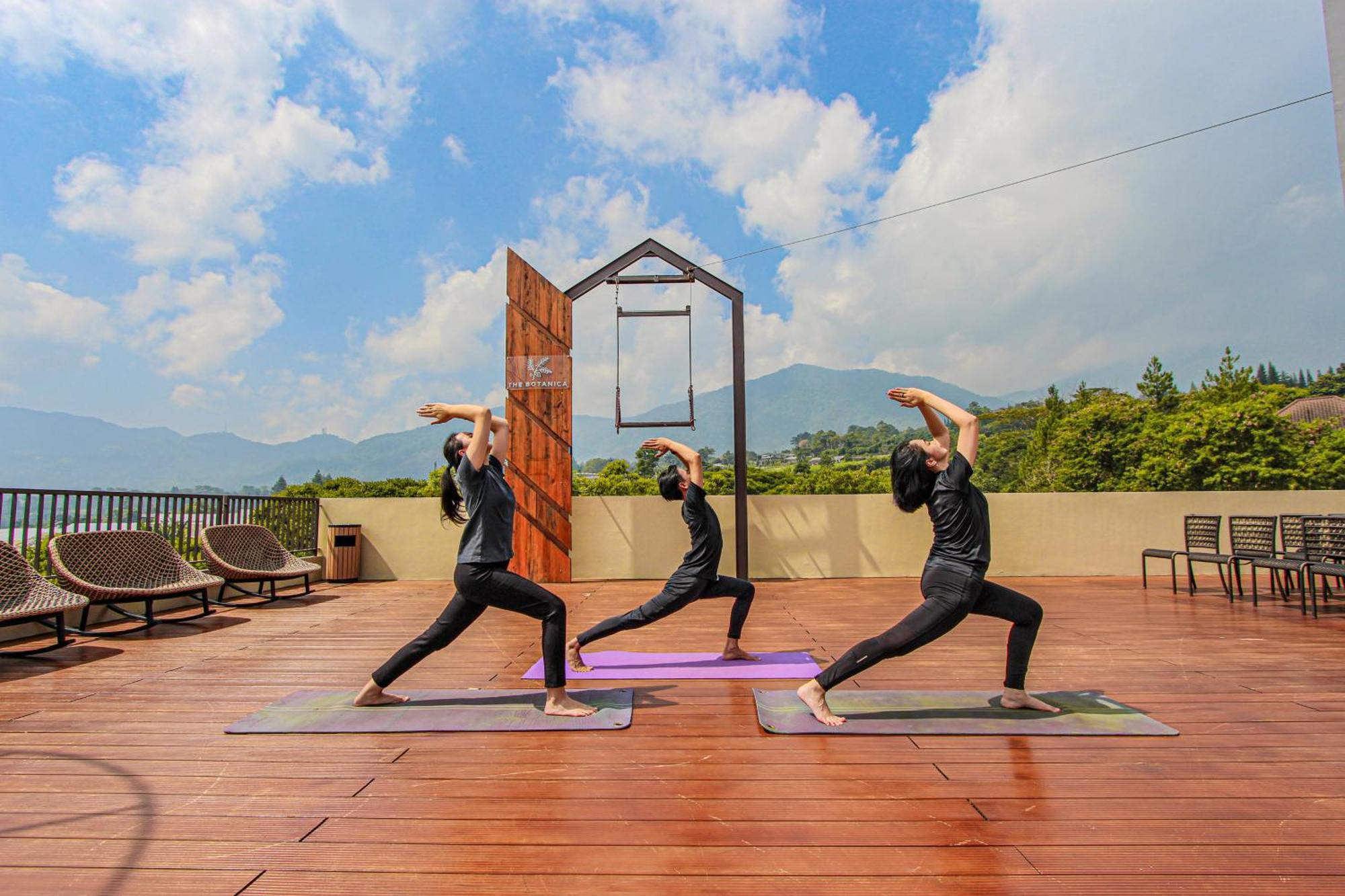 The Botanica Sanctuary Hotel Puncak Luaran gambar The Yoga Deck