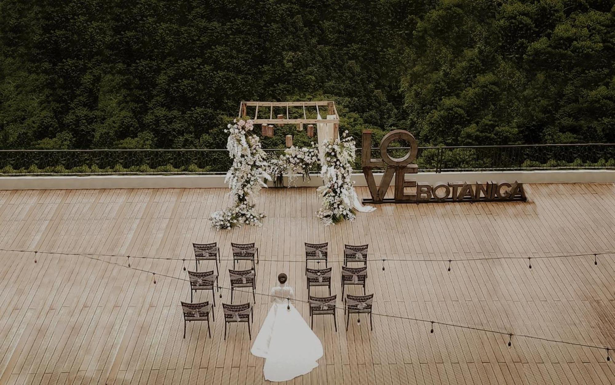 The Botanica Sanctuary Hotel Puncak Luaran gambar Wedding ceremony at the top of the observation tower