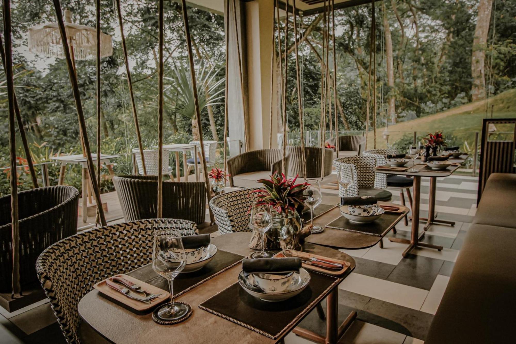 The Botanica Sanctuary Hotel Puncak Luaran gambar The interior of the restaurant